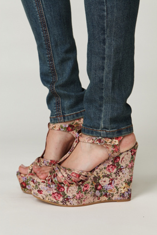 Bed Of Roses Platform