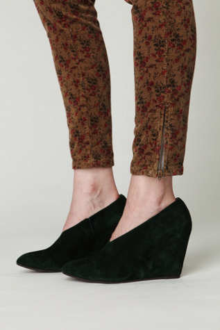 Arwen Almond Wedge