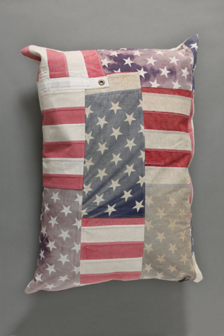 Vintage Flag Dog Bed in fp-pet-project